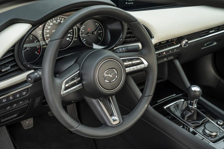 Панель приборов Mazda3 Skyactiv-X Sedan (BP) 2019 года  (WW) (фото 25 из 37)